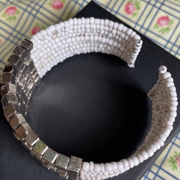 Beaded adjustable bracelet - Picture 2 of 3